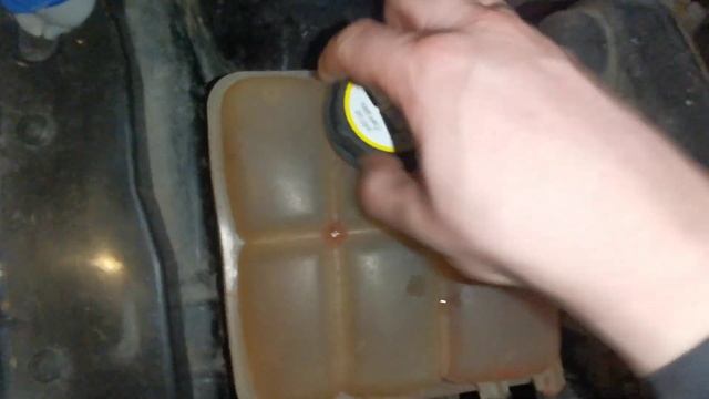 как правильно закрутить крышку расширетельного бачка форд