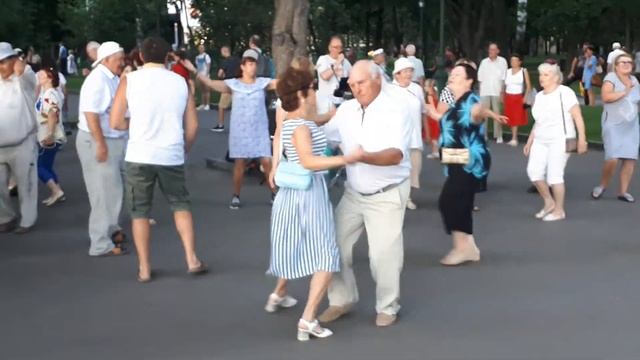 Поцелуй меня удача!!!Народные танцы,сад Шевченко,Харьков!!! смотреть онлайн