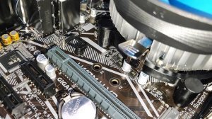 Установка ssd M.2 в пластиковое крепление на материнской плате GIGABYTE.