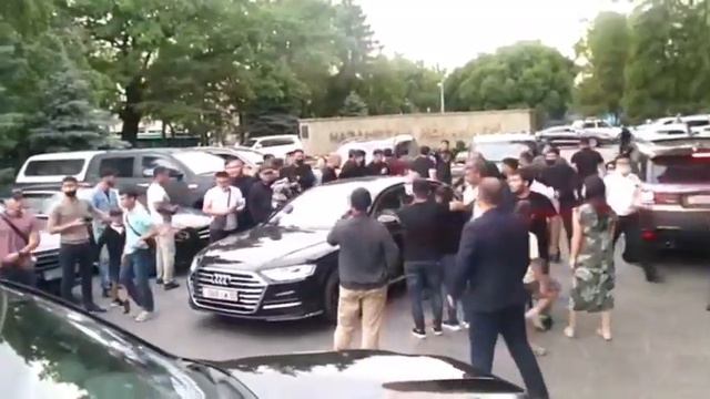 Как Встретили Хабиба в Алмате ...Жесть🤬Толпа смотреть онлайн