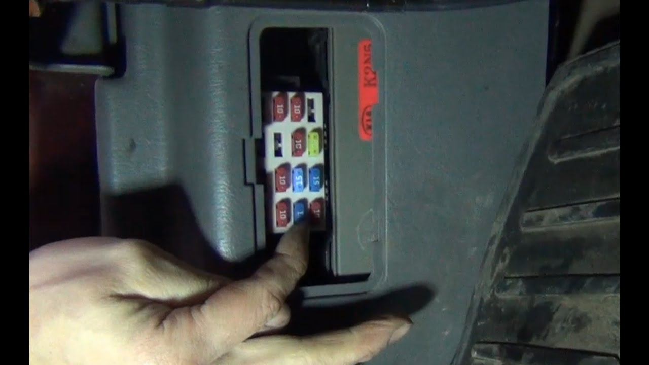 Замена предохранителя стоп сигналов KIA - Spectra смотреть онлайн