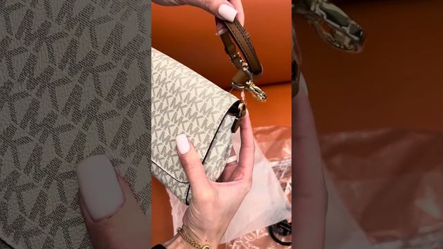 MICHAEL KORS Medium Logo Convertible Crossbody Bag (vanilla) смотреть онлайн