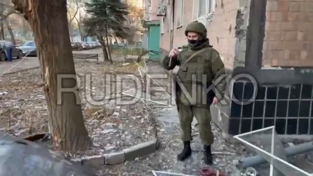 Последствия обстрела центра Донецка фиксируется следователями СК РФ. смотреть онлайн