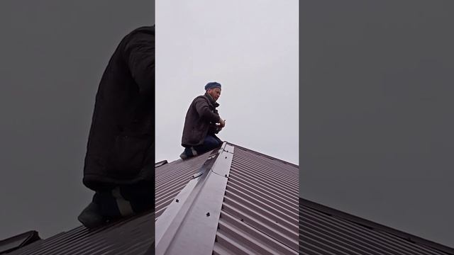 Монтаж конька на вальмовой крыше смотреть онлайн