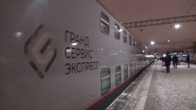 Прибытие электровоза ЭП20-066 со скорым двухэтажным поездом №27 "Симферополь - Москва" смотреть онлайн