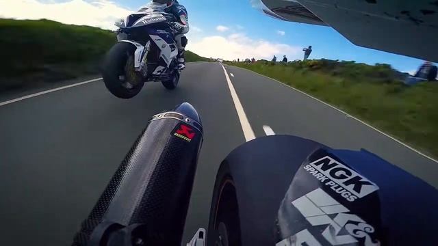 БЕЗУМНЫЕ ГОНКИ НА МОТОЦИКЛАХ НА ОСТРОВЕ МЭН ТТ | CRAZY RACING ON MOTORCYCLES ON THE ISLAND OF MAN T смотреть онлайн