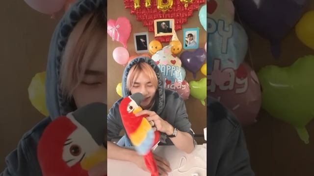 [Русская озвучка Kadza] Трансляция в честь дня рождения Хёнджина смотреть онлайн