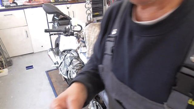 BMW S1000R (2014) FRONT TIRE -- BRAKES PADS--BRAKEFLUID CHANGE {PART-5#5} ??---? смотреть онлайн