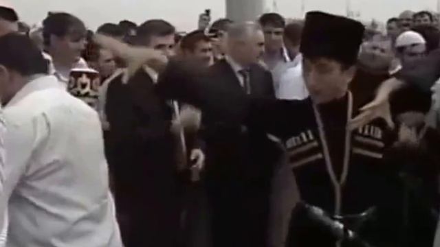 Ингушетия.Мурата Зязикова и олимпийских чемпионов встречают жители Республики Ингушетия.2008 год. смотреть онлайн