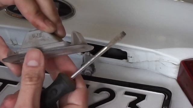 Как поменять лампочку подсветки номера на kia rio смотреть онлайн