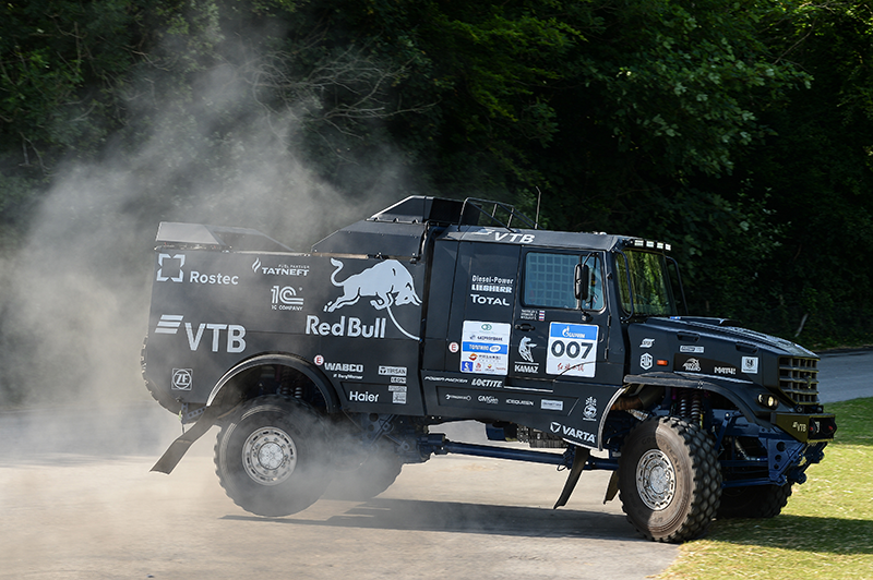 Сумасшедший дрифт спортивного грузовика KAMAZ и Lexus Dri на Goodwood FoS. 2019 год смотреть онлайн