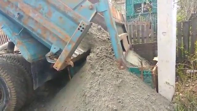 Выгрузка песка в короб. Кладочный песок Новосибирск #ПГСНСК смотреть онлайн