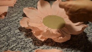 Цветок из  гофрированной бумаги. Ищете  простой способ сделать астру из гофрированной бумаги?Легко