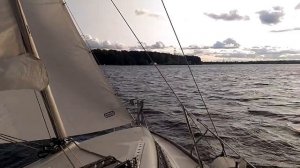 Швертбот Рикошет 550 под парусом в свежий ветер, грот зарифлен