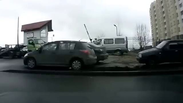 Водитель на Приоре выехал со второстепенной и уперся в Опель. смотреть онлайн