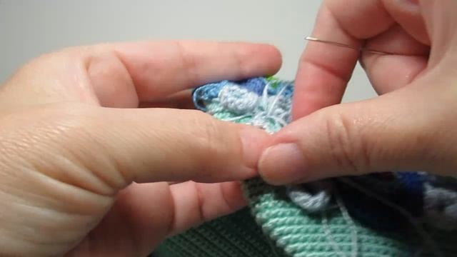 Обшиваю "мордочку" вязаной крючком сумки "Рыбка" колечками из жгута смотреть онлайн