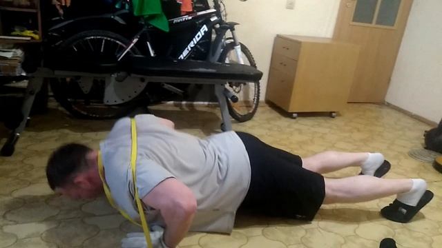 Отжимания от пола узкой постановкой с резиной 15 раз смотреть онлайн