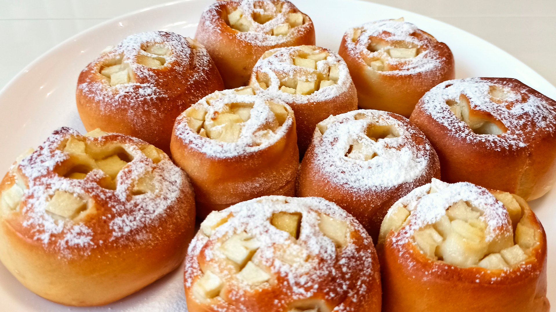 Очень простой рецепт булочек с начинкой из яблок! Заверни яблоки в тесто и удиви всех! смотреть онлайн