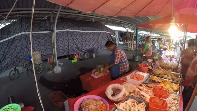 Жесть. Как это можно есть? Тайский рынок. Личинки. Тараканы смотреть онлайн