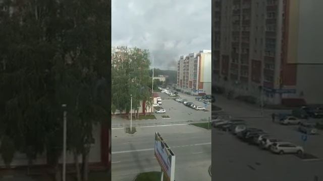 Горит авто у дома №124 по ул. Красная Сибирь в Бердске