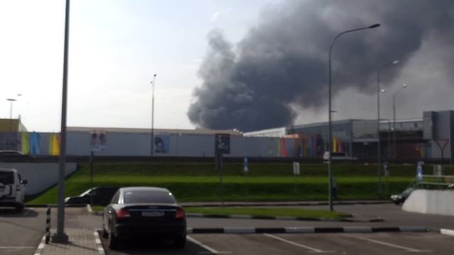 Пожар у ТЦ МЕГА Белая дача. Тушат с вертолетов смотреть онлайн