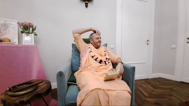 Нитьянанда раздает Святое Имя. Санк-Петербург. Nityananda distributes the Holy Name (11.02.24) смотреть онлайн