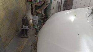 Облазит лак на капоте есть вариант и он один