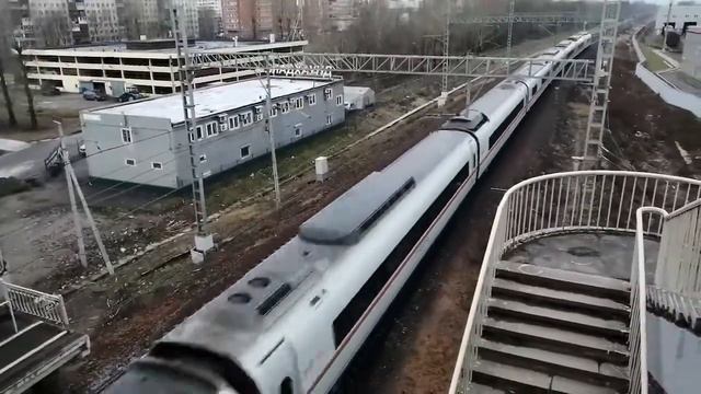 ЭВС Сапсан. Летит в Санкт-Петербург. Вид с моста. смотреть онлайн