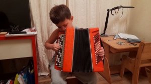 Мальчик играет на баяне в 6 лет !!!