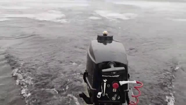 Лодка из полипропилена ломает лёд. смотреть онлайн