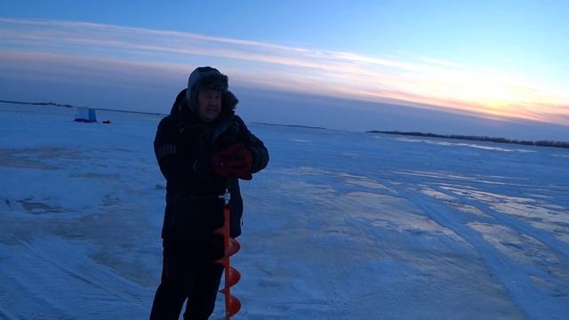 Тестируем электро ледобур SUMITACHI в мороз - 33°C ❄️ сможет ли он пробурить лёд толщиной 1 метр? смотреть онлайн