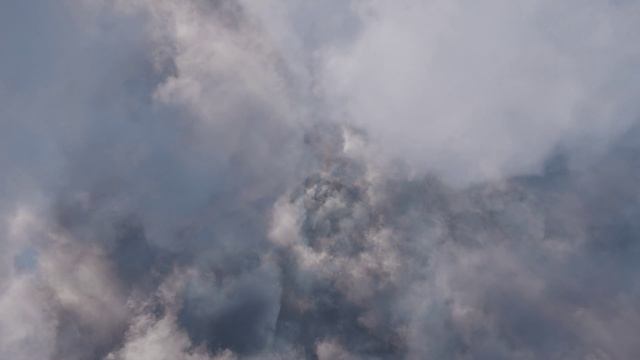 Полёт В Серых Облаках. Бесплатный Видео Футаж. Бесконечный Бесшовный цикл смотреть онлайн