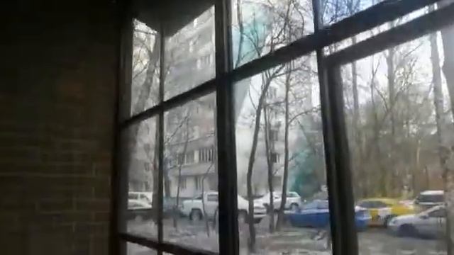 Уличное зонирование входной группы лофт перегородкой из стали и стекла. смотреть онлайн