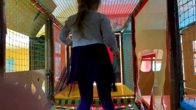 Алиса в Детском Центре . Катаемся на паровозе и проходим квест . смотреть онлайн