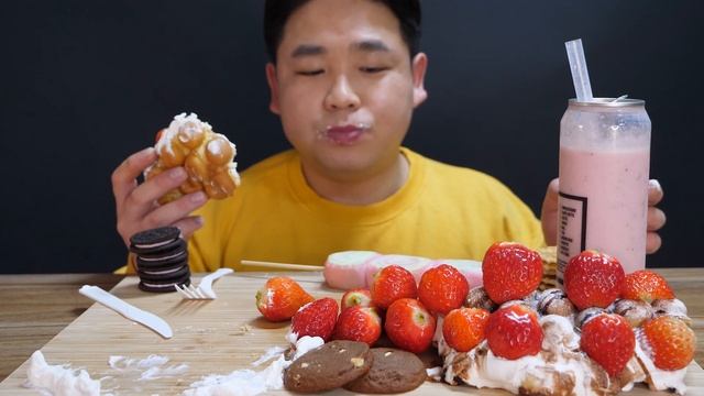 ASMR MUKBANG 딸기 ? 가득 홍콩 와플 딸기라떼 리얼사운드 먹방 STRAWBERRY egg waffle DESSERT EATING SOUND ワッフル Waffeln смотреть онлайн