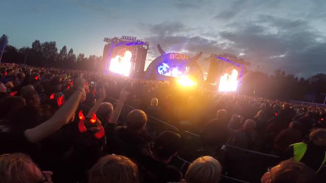AC/DC - Let There Be Rock (with Angus Young guitar solo) - 22.7.2015 - Hämeenlinna, Finland смотреть онлайн
