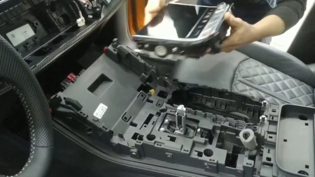 AUDI Q8 RS сборка центральной консоли, установка монитора. смотреть онлайн