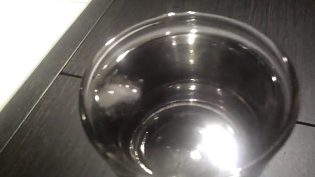 Кубик льда в стакане с водой смотреть онлайн