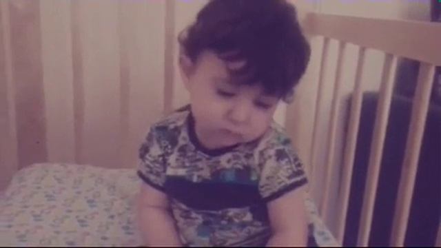 Смешное видео! Малыш засыпыет сидя ! Смотреть всем ! смотреть онлайн