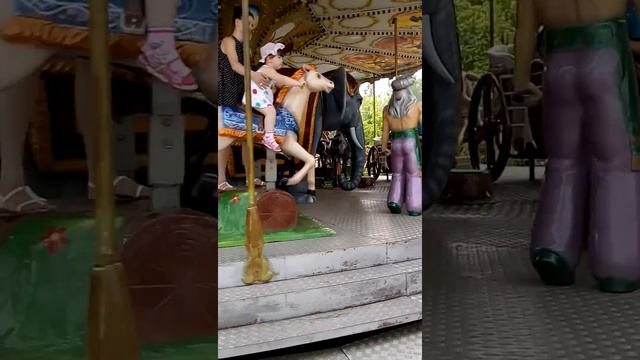 Свадебная карусель в парке на Никитской. Видео 2 смотреть онлайн