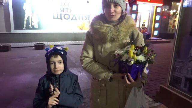 VLOG 8 марта в кругу семьи. Сумасшедший блогер под забором смотреть онлайн