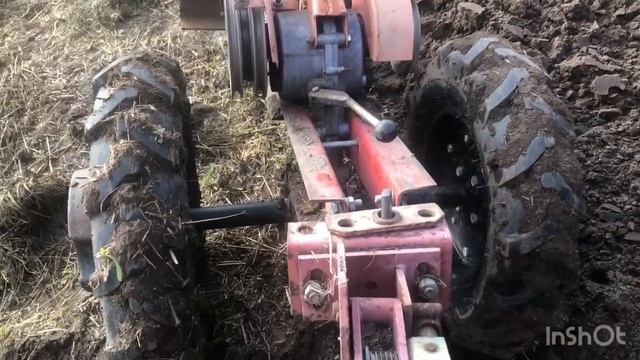 Плуг с подъёмным механизмом для мотоблока. Осенняя вспашка. смотреть онлайн