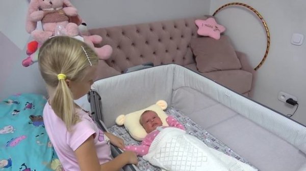 СОФИЯ КАК МАМА ДЛЯ МАЛЕНЬКОЙ СЕСТРЫ. СОФУНЬЯ ШАЛУНЬЯ