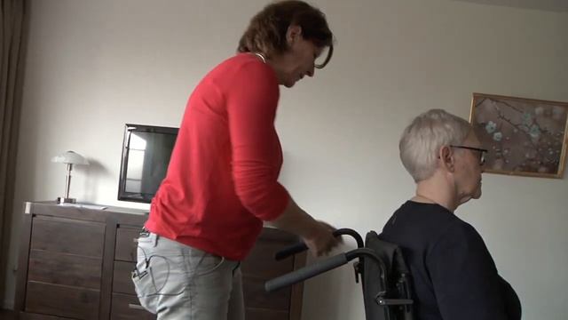 Rolstoel instellingen beensteun, duwhandvat, inklappen en uitklappen смотреть онлайн