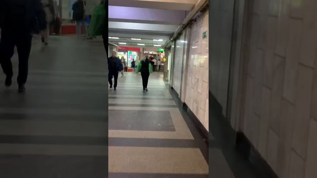 Как пройти с Казанского вокзала на красную ветку метро. Не путать с кольцевой - коричневой смотреть онлайн