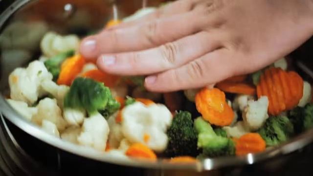 Лосось приготовленный на пару с овощами и лёгким песто смотреть онлайн