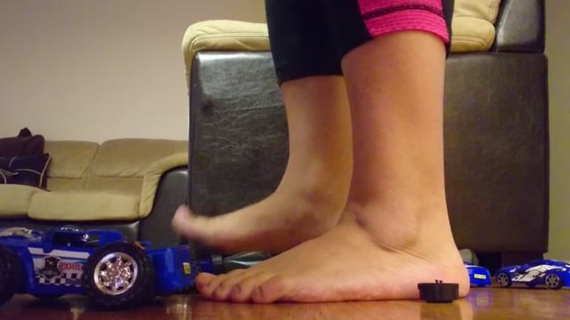 Barefoot Toy Car Crush смотреть онлайн
