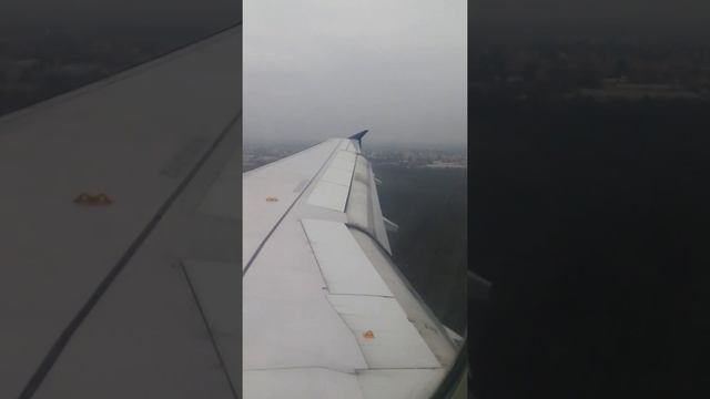 Посадка самолёта в Милане(Мальпенса)! Вид из кабины пассажира ) смотреть онлайн