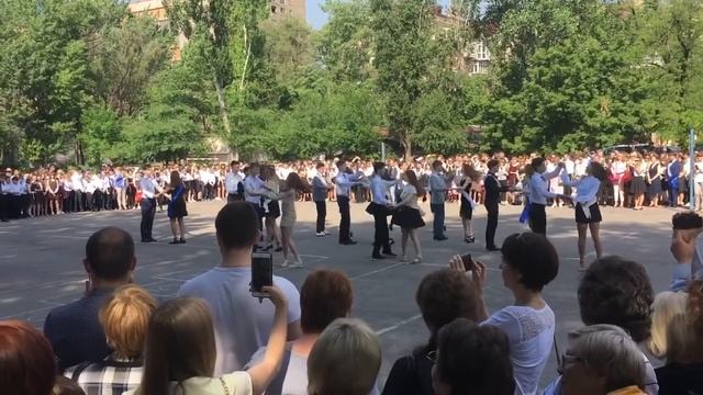 Последний звонок-2019 28 Гимназия Запорожье Вальс выпускников смотреть онлайн