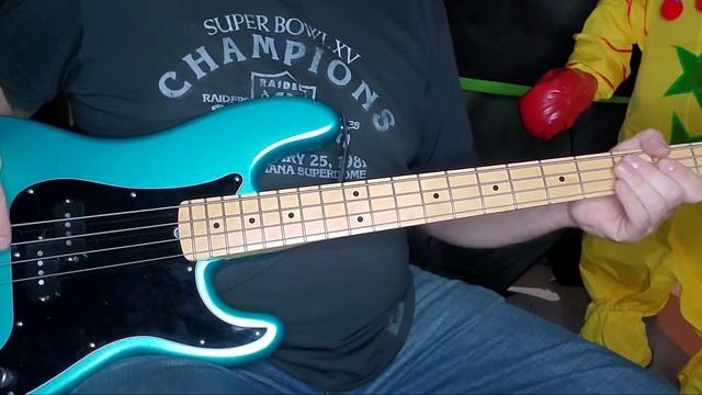 Andrew Gold -- Spooky, Scary Skeletons -- bass cover / play along смотреть онлайн